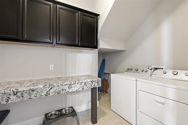 Building Photo - 362 Dayridge Dr