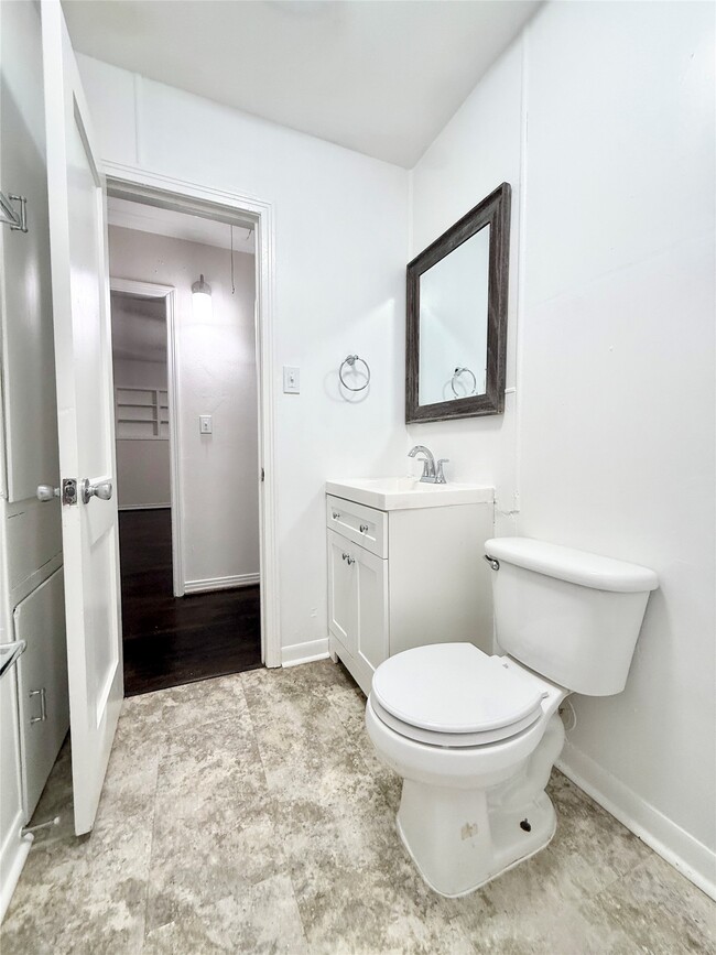 Building Photo - 832 S Anderson St