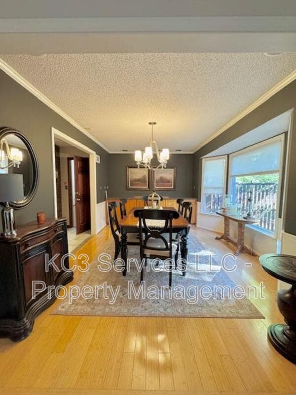 Building Photo - 615 E 101st Terrace