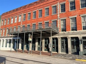 Building Photo - 2010 The Strand