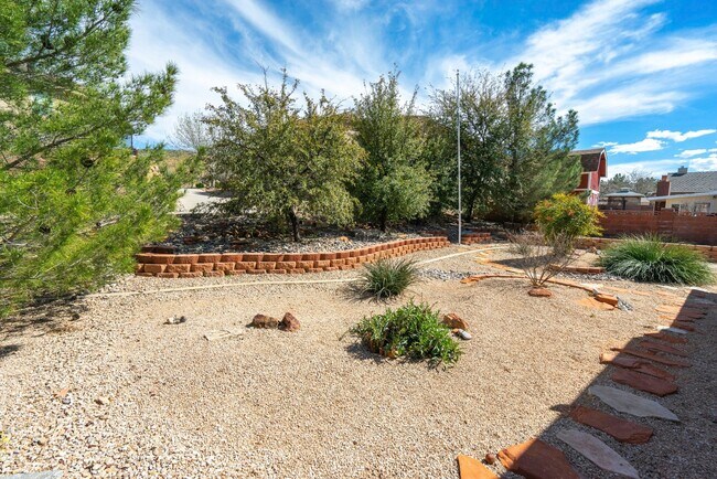 Building Photo - Spacious Stand Alone Home