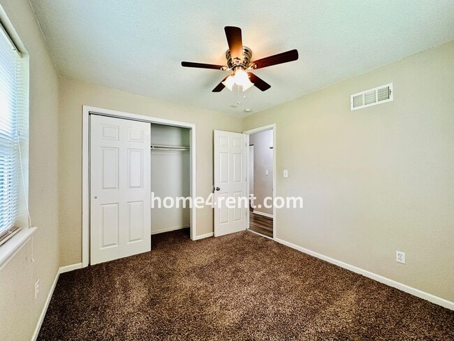 Building Photo - Adorable Duplex Home in KCK w/ Stainless S...