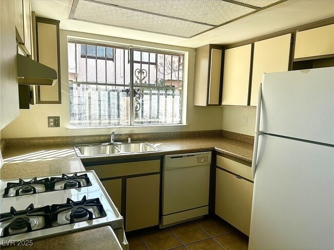Building Photo - 4338 Caliente St