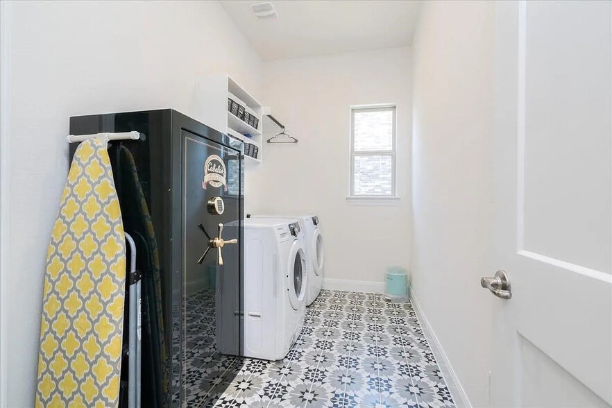 Building Photo - Room in House on Fresno Ave