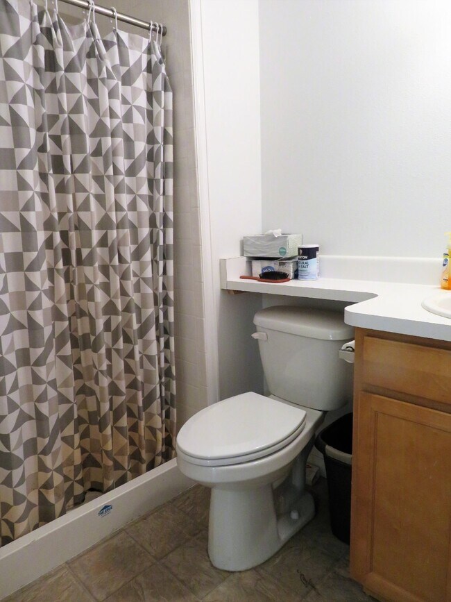 Building Photo - $2,570.95 with $500 Off the first month's rent, 3 Beds - 3 Baths, Townhouse in Lakewood with Cent...
