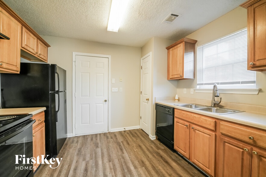 Building Photo - 6224 Hickory Ln Cir