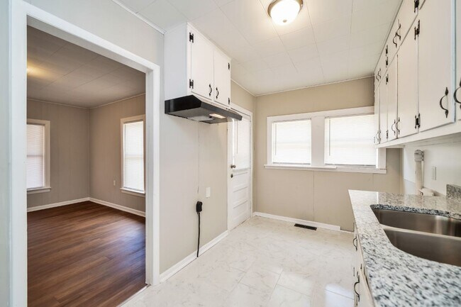 Building Photo - Move in Promo: $250 Off First Month's Rent!