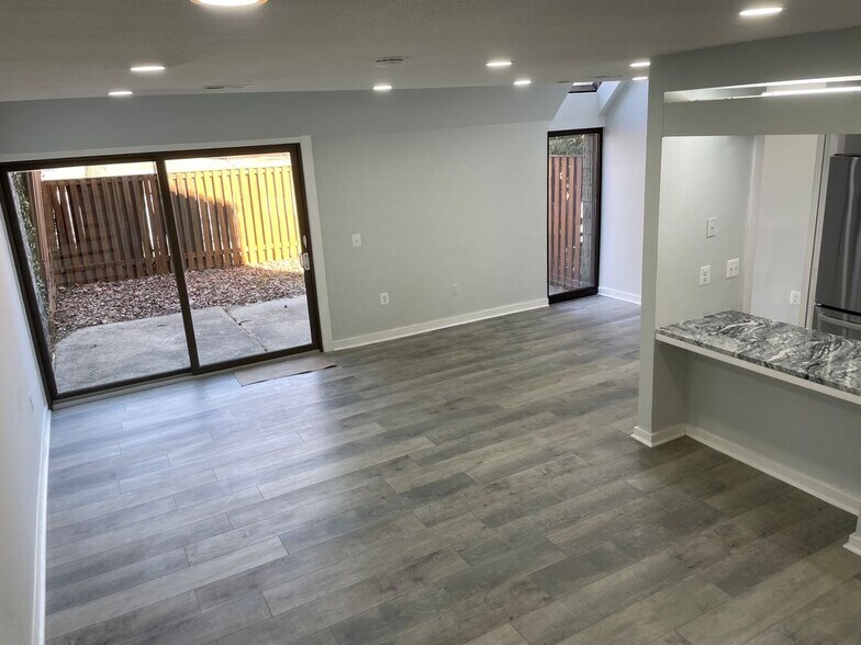Building Photo - 2214 Deerfern Crescent