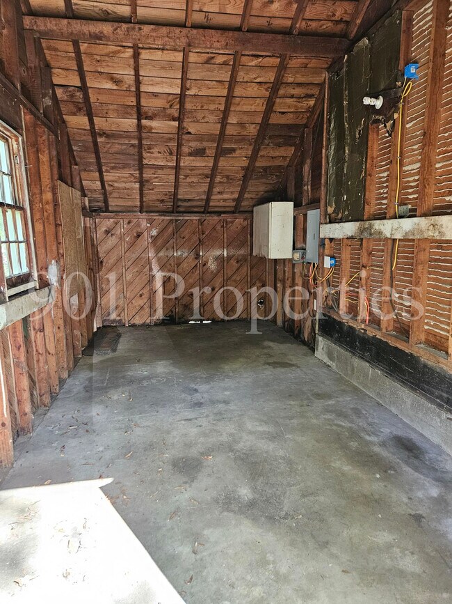 Building Photo - 770 Goodman St