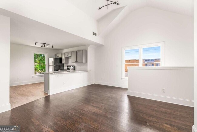 Building Photo - 94 Lucy St SE