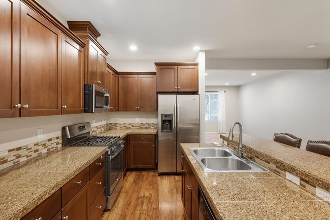 Building Photo - Lovely 3 Bedroom 2.5 Bath Sherwood Townhom...