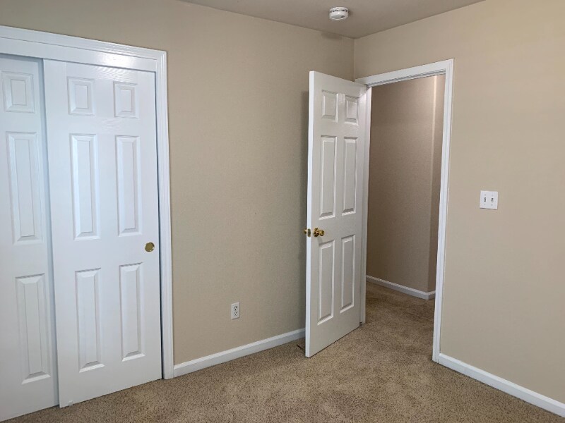 Building Photo - 540 W Deerwood Ln