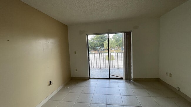 Building Photo - 250 Palm Cir W