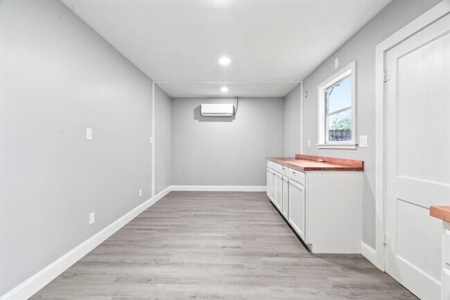 Building Photo - 1313 Elm St