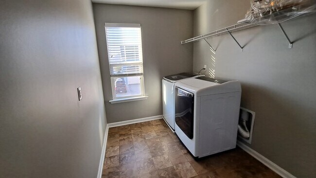 Building Photo - Spacious 5 bed 3 bath Home