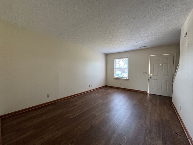 Building Photo - Renovated 2 bedroom Duplex!