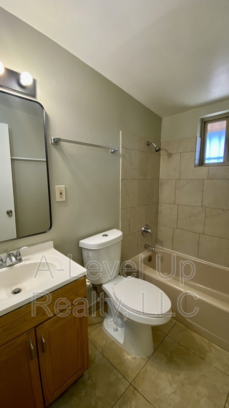 Building Photo - 742 E Holaway Dr