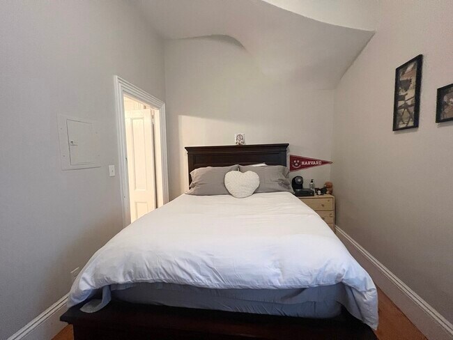 Building Photo - 61 Monmouth St