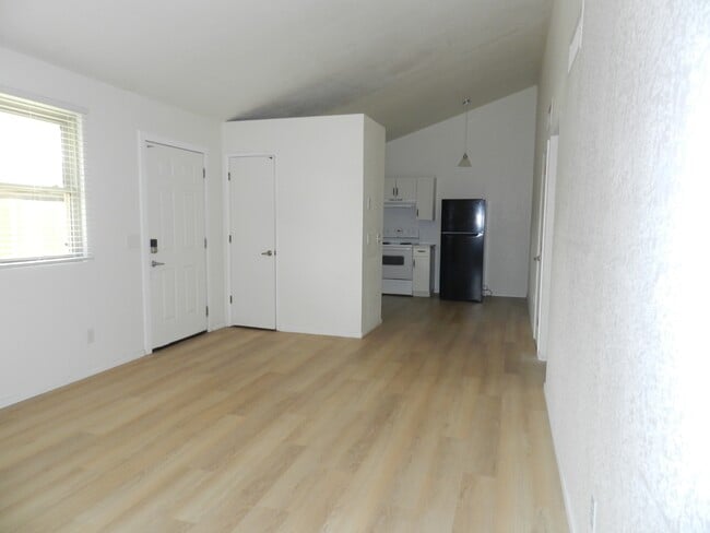 Building Photo - 2510 E Eastland St