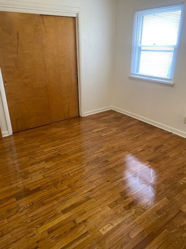 Building Photo - CHARMING 3 BED, 1 BATH HOME