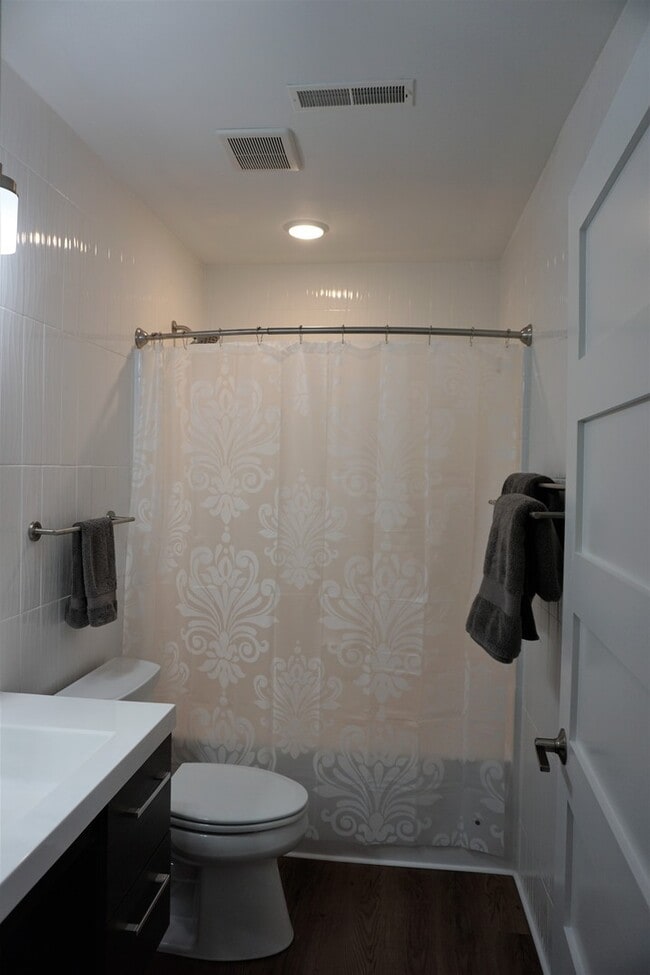 Building Photo - New modern 2 bed / 1 bath with fenced yard...