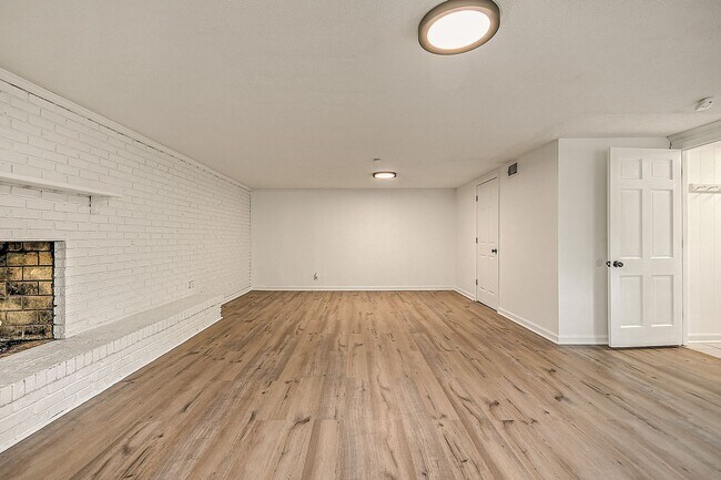 Building Photo - Beautiful split foyer home in Colonial Hei...
