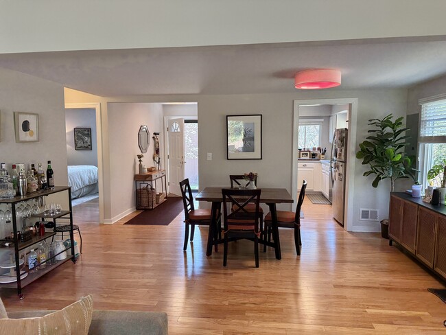 Building Photo - 980 Sutton Ct