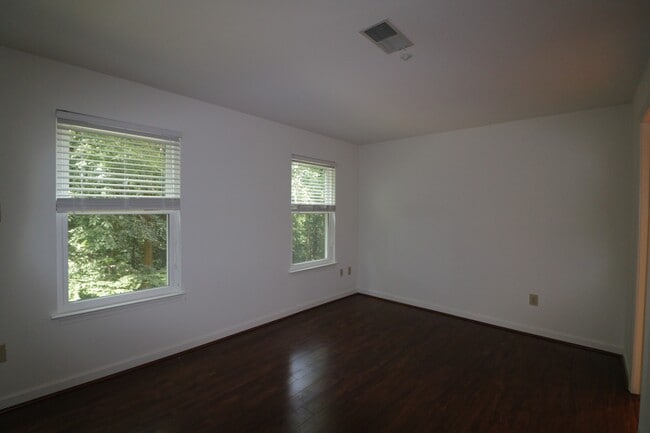 Building Photo - Sunny & Private 2bd/2ba w/Balcony, w/d in-...
