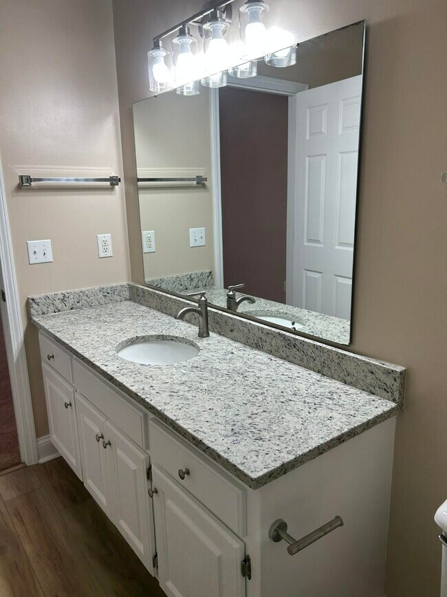 Building Photo - 3421 Beacon Dr