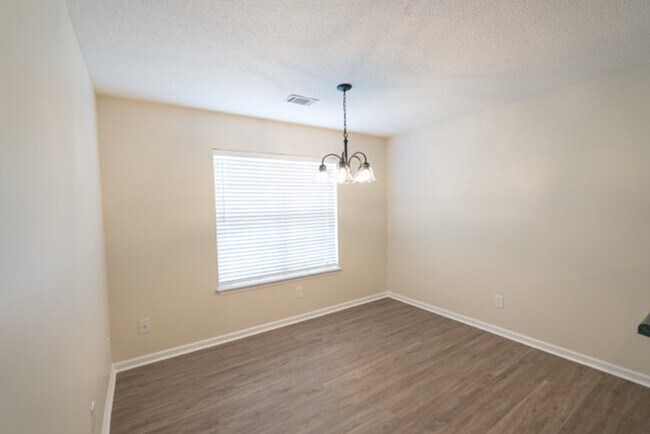 Building Photo - 3 Bedroom 2 Bath Ranch in Evans