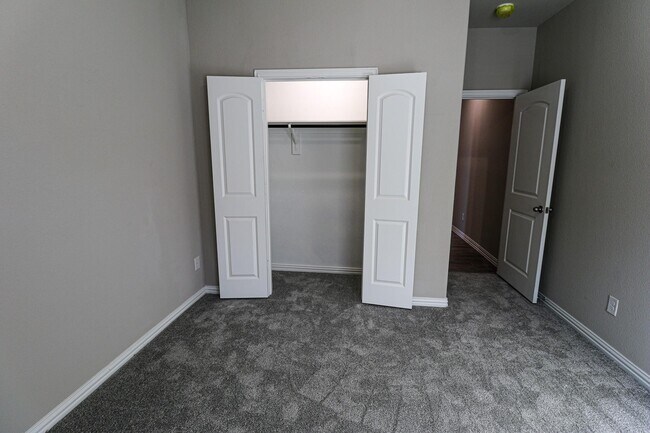 Building Photo - 504 Lakeway Ln