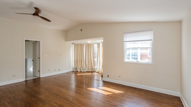 Building Photo - 5510 S Cornell Ave