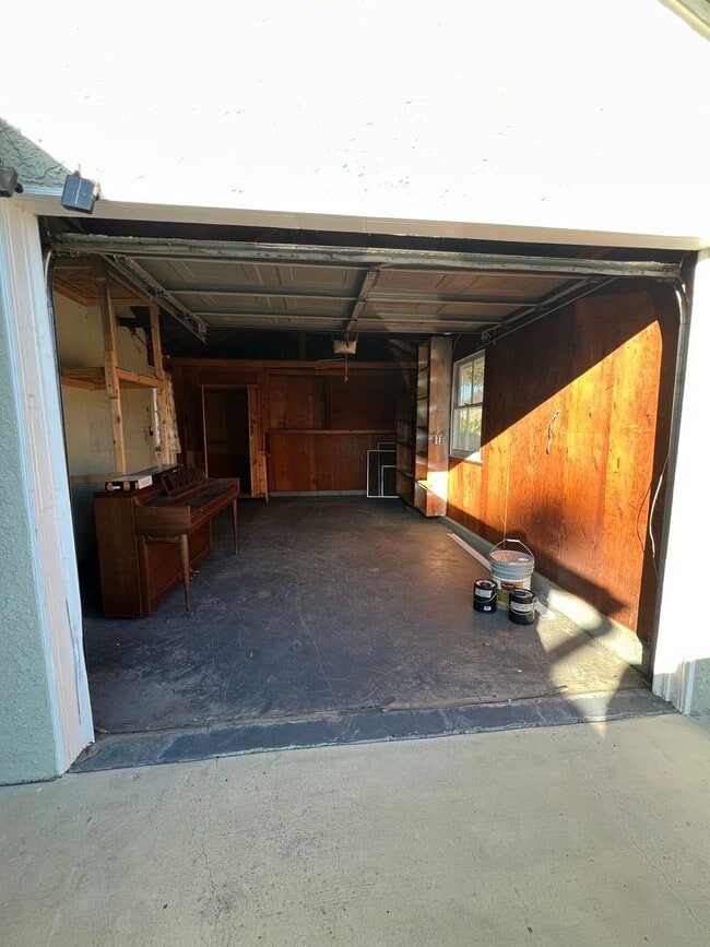 Building Photo - Mid Town Adorable Home!