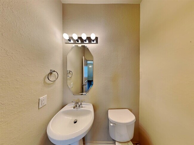 Building Photo - 33217 Wedgewood Dr