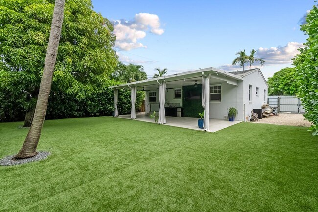 Building Photo - 570 SW 45th Ave