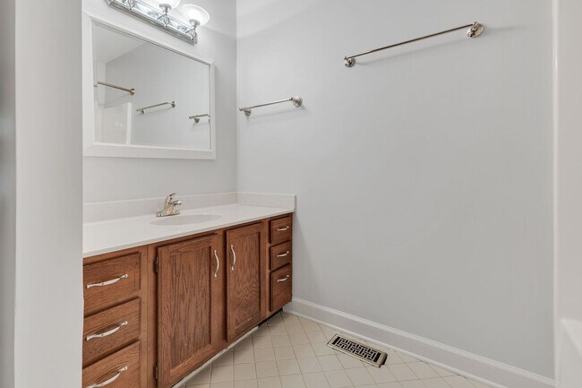 Building Photo - 5535 Thalman Dr