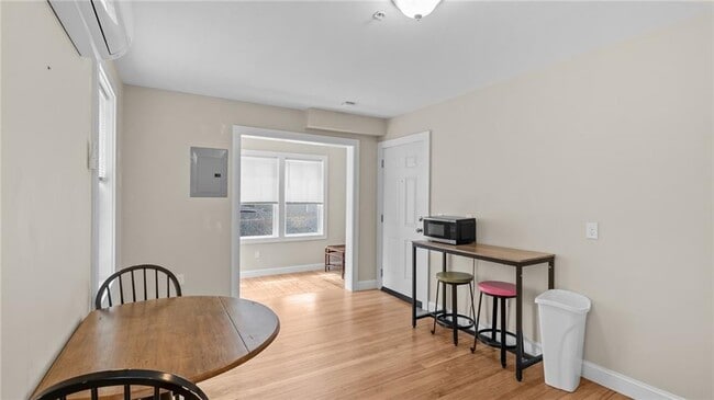 Building Photo - 16 Brinley St
