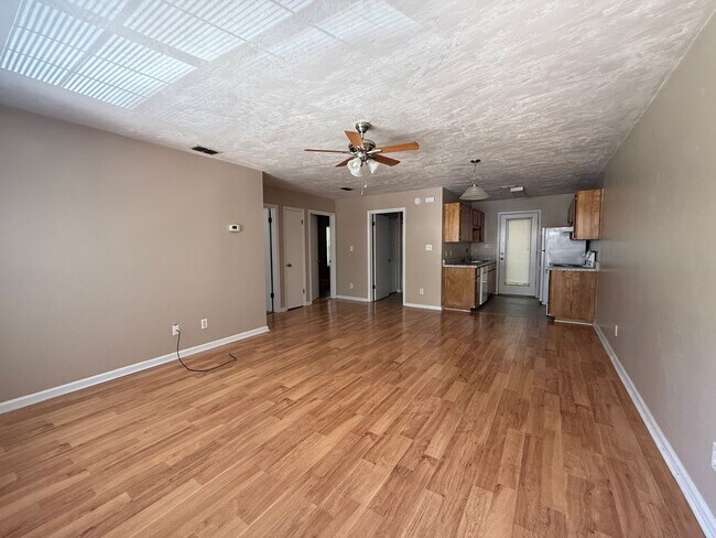 Building Photo - Upstairs Pointe East unit available now!!!