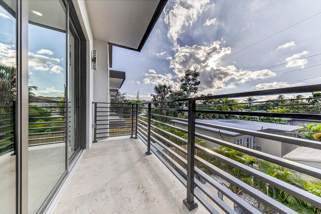 Building Photo - 1121 NE 17th Ave