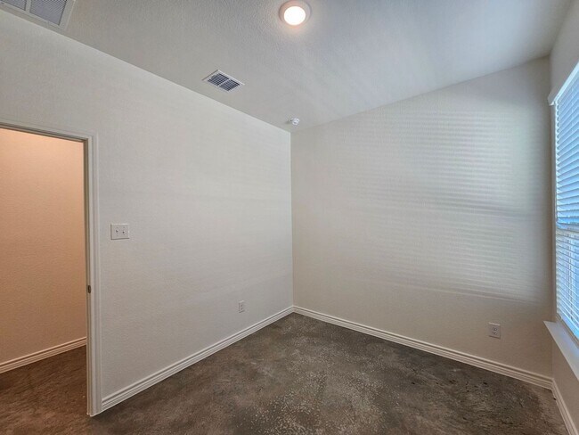 Building Photo - 644 Pacific Crest Trl