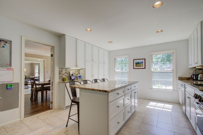 Building Photo - Cool Colonial in North Chevy Chase!