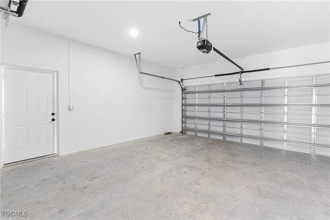 Building Photo - 837 Colyer St E