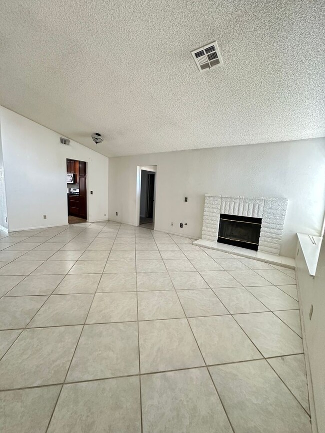 Building Photo - Spacious East Palmdale Home