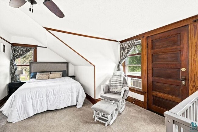 Building Photo - AVAILABLE SEPTEMBER 1st - Beautiful 2 Bed 1 Bath w/ Garage & Fenced Corner Lot