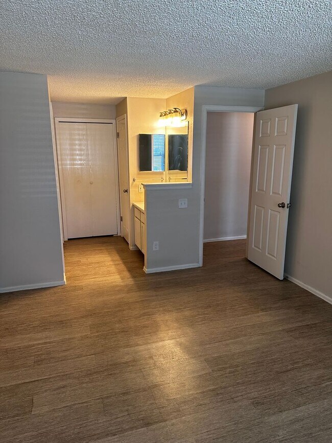 Building Photo - Spacious Updated Ranch Style Condo