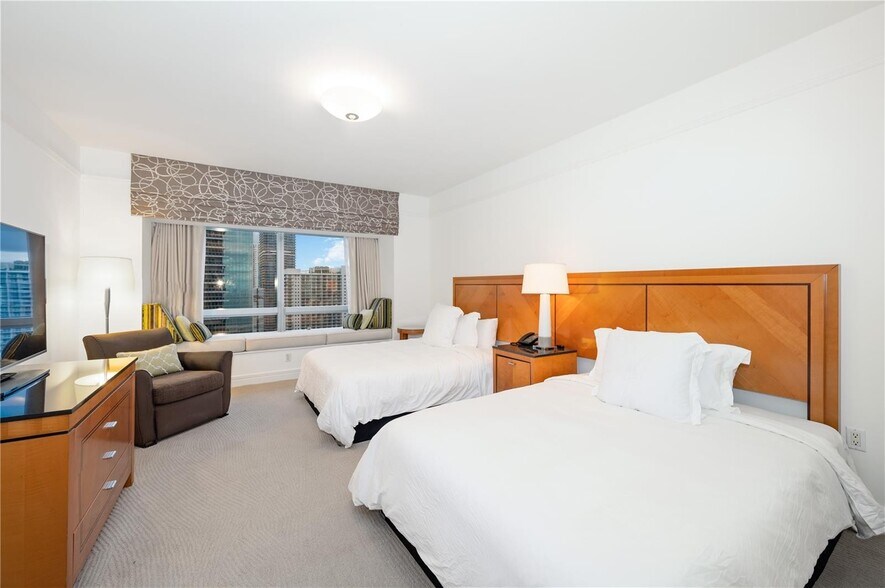 Building Photo - 1435 Brickell Ave