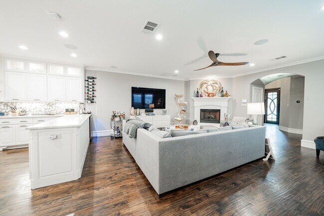 Building Photo - 5517 Longview St