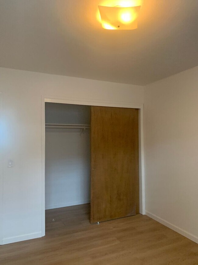 Building Photo - 54-0212