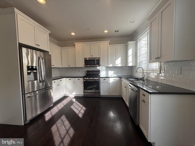 Building Photo - 602 D St