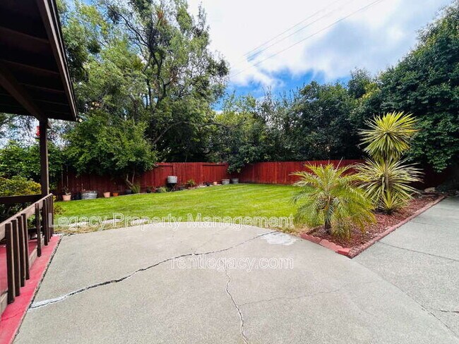 Building Photo - 493 Dahlia St